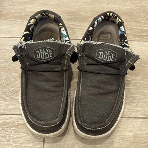 Hey Dude Mens Size 9 Wally Stretch Canvas shoes. Lots of life left!